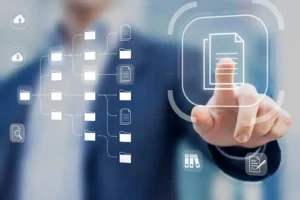 Symbolbild zum Thema Digitalisierung im Mittelstand zeigt unscharf einen Mann, der mit dem Finger auf einem Bildschirm eine digitale Datei auswählt.