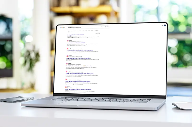 Laptop mit geöffneter Google-Suche, die Instagram-Beiträge von heise regioconcept zeigt.