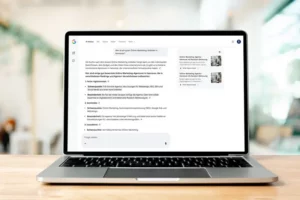 Laptop zeigt einen Screenshot von Googles KI-Modus