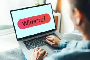 Frau liest die Aufschrift Widerruf auf einer Website.