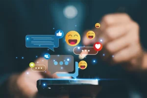Beitragsbild für Social Media Prompts zeigt Chat-Blasen und Emojis